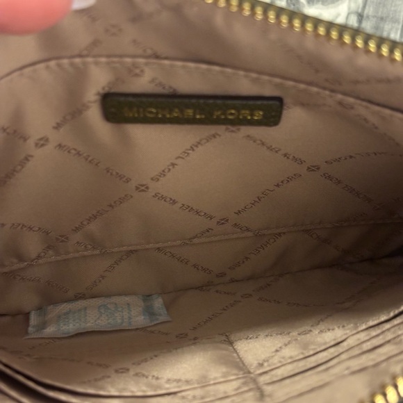 Michael Kors NWT Dark Green Leather Eyelet Wristlet - Picture 3 of 10